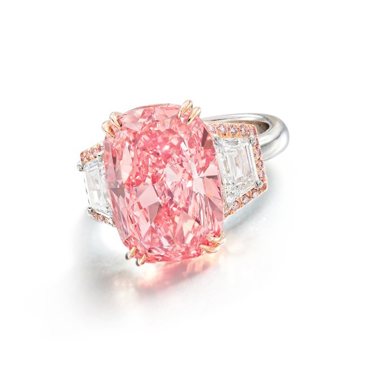「威廉姆森粉紅之星」兩側鑲有梯形切割鑽石，以明亮式切割鑽石作點綴及18k白金鑲嵌...