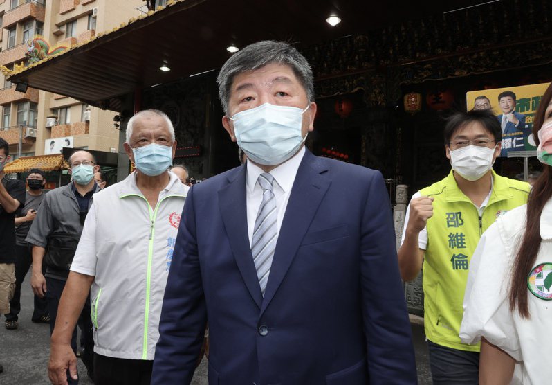 政府被質疑卡民間買疫苗，民進黨台北市長參選人陳時中（中）昨氣得說：「我是瘋子嗎？為什麼擋疫苗？」記者許正宏／攝影