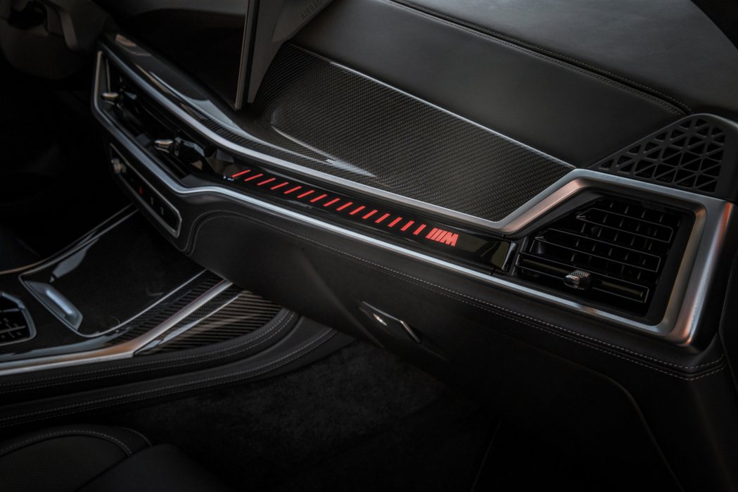 BMW X7 M60i xDrive座艙導入M碳纖維飾板、M圖樣環艙氣氛燈條與B...