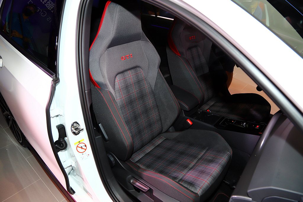 福斯Golf GTI經典駕馭版車室部分則重新回歸GTI專屬經典格紋跑車座椅，質感...