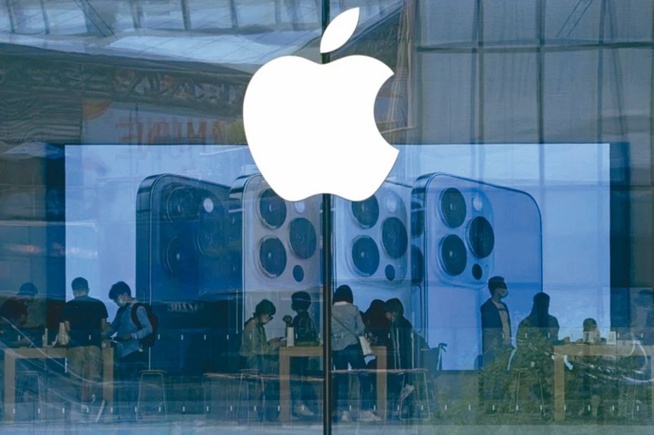蘋果於今（13)日凌晨1點釋出iOS 16，吸引大批用戶搶先下載。（美聯社）