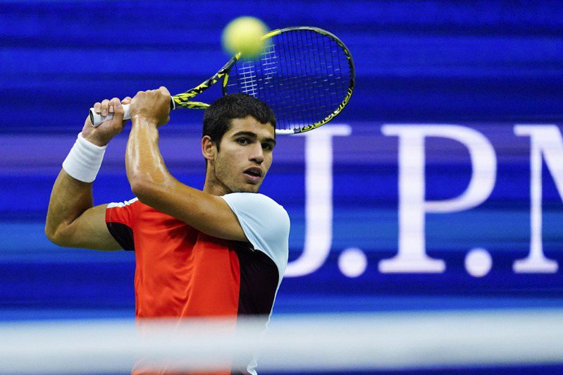 年僅19歲的西班牙好手阿爾卡拉斯在美網奪冠，成為史上最年輕的球王。 美聯社
