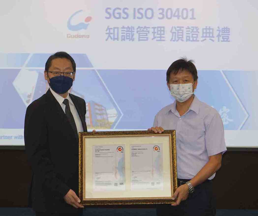 SGS副總經理鮑柏宇（左）頒發全台第一張ISO30401證書給家登副董事長林添瑞...
