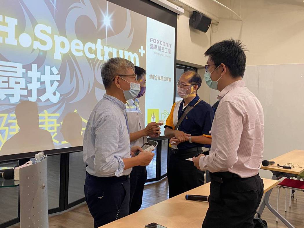 台灣天使投資協會秘書長蘇拾忠(左)認為，此場甄選是標準的CVC+企業加速器的典範...