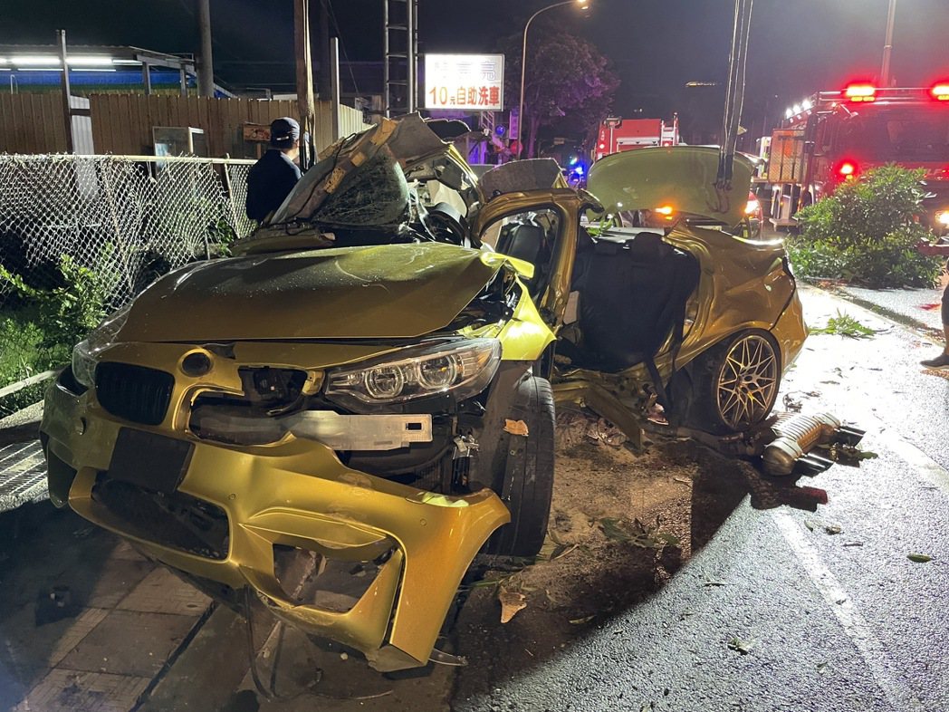 八德區一輛BMW M3自撞路樹，左側嚴重變形內凹，車上2男失去生命跡象、1女骨折但意識清楚，均送醫急救。記者楊湛華／翻攝