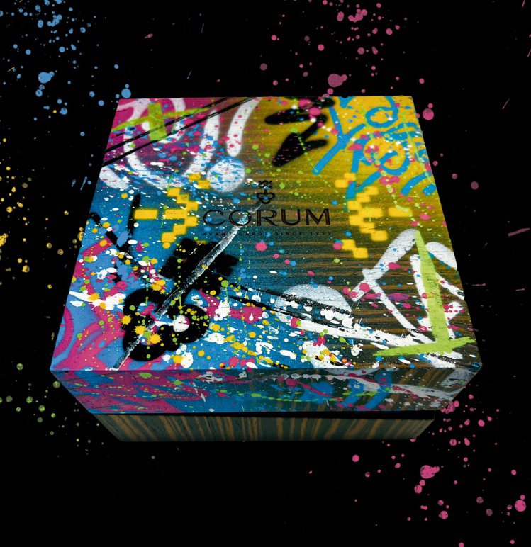 Aiiroh發揮街頭藝術美感，為每個表盒噴繪以不同圖案，讓表盒與表款同樣獨一無二。圖 / CORUM提供