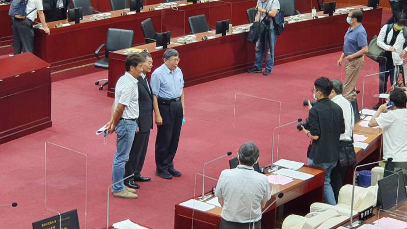 台北市長柯文哲結束任內最後一次總質詢，與議長、議員合影。記者楊正海／攝影