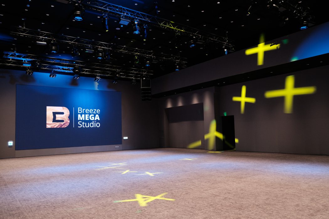 Breeze MEGA Studio展演空間，未來可客製化提供項目服務。記者江佩...
