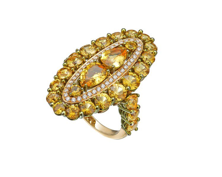 頂級珠寶系列戒指，18K黃金與鈦合金鑲嵌28顆8.17克拉黃色剛玉、40 顆0.32克拉鑽石，107萬2,000元。圖／蕭邦提供