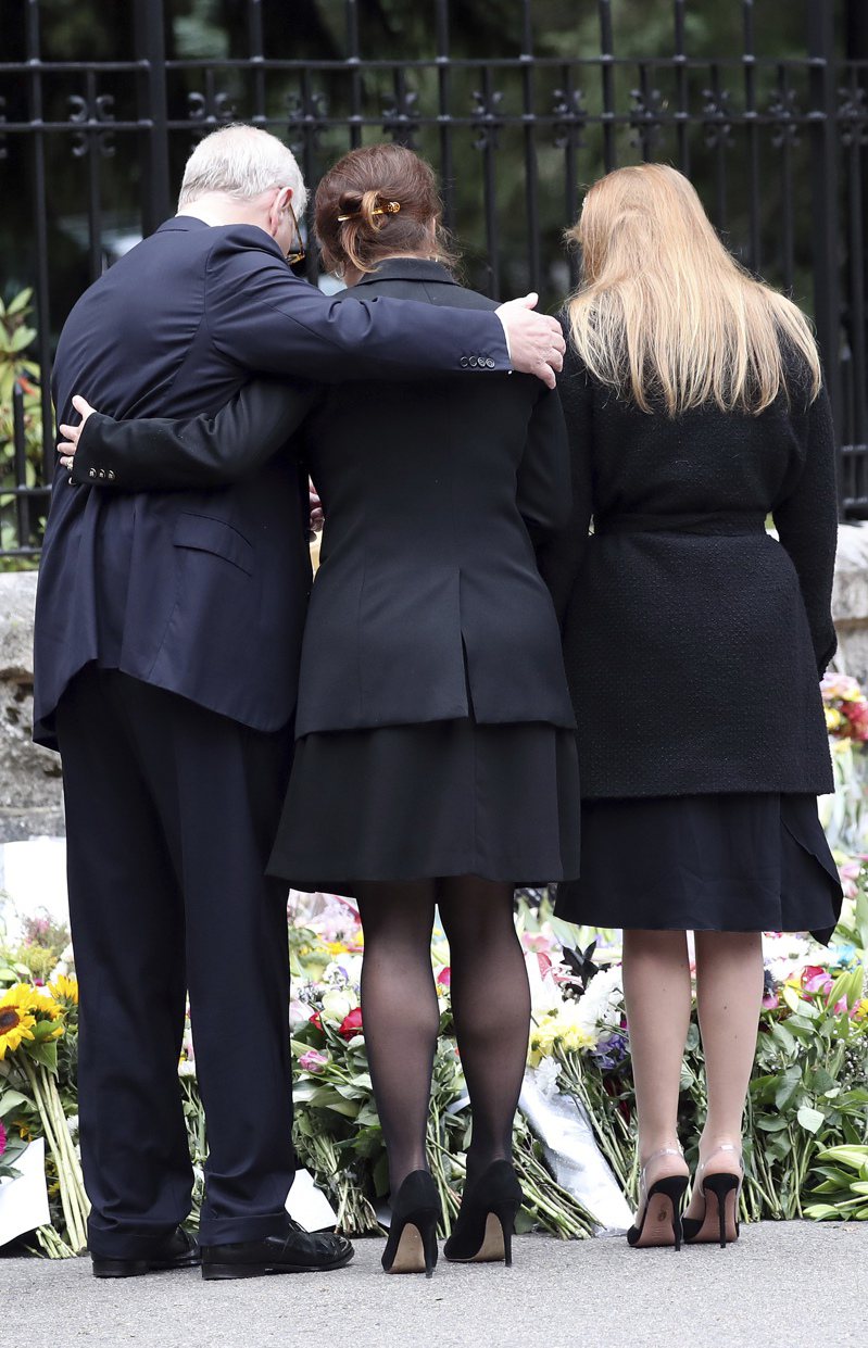 安德鲁（左起）与女儿尤金妮、碧翠丝10日一同悼念女王。（美联社）(photo:UDN)