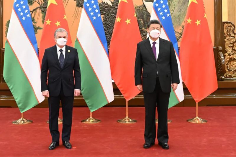 今年2月北京冬奧期間，烏茲別克總統米爾濟約耶夫（左）與習近平會面，雙方都同意盡快落實戰略合作大項目。 新華社