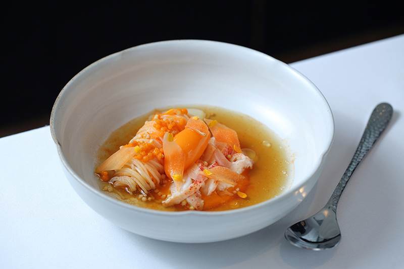 以川燙方式呈現波士頓龍蝦的鮮甜原味，搭配入口滑溜的日本冷麵。配菜的紅蘿蔔分別以切...
