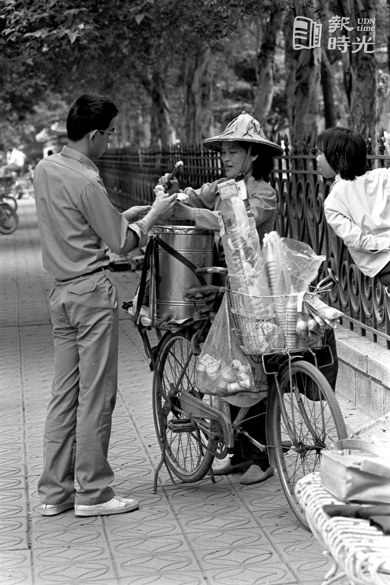 圖為路邊賣冰淇淋。圖＼聯合報系資料照（1986/04/18　本報記者攝影） 
 

