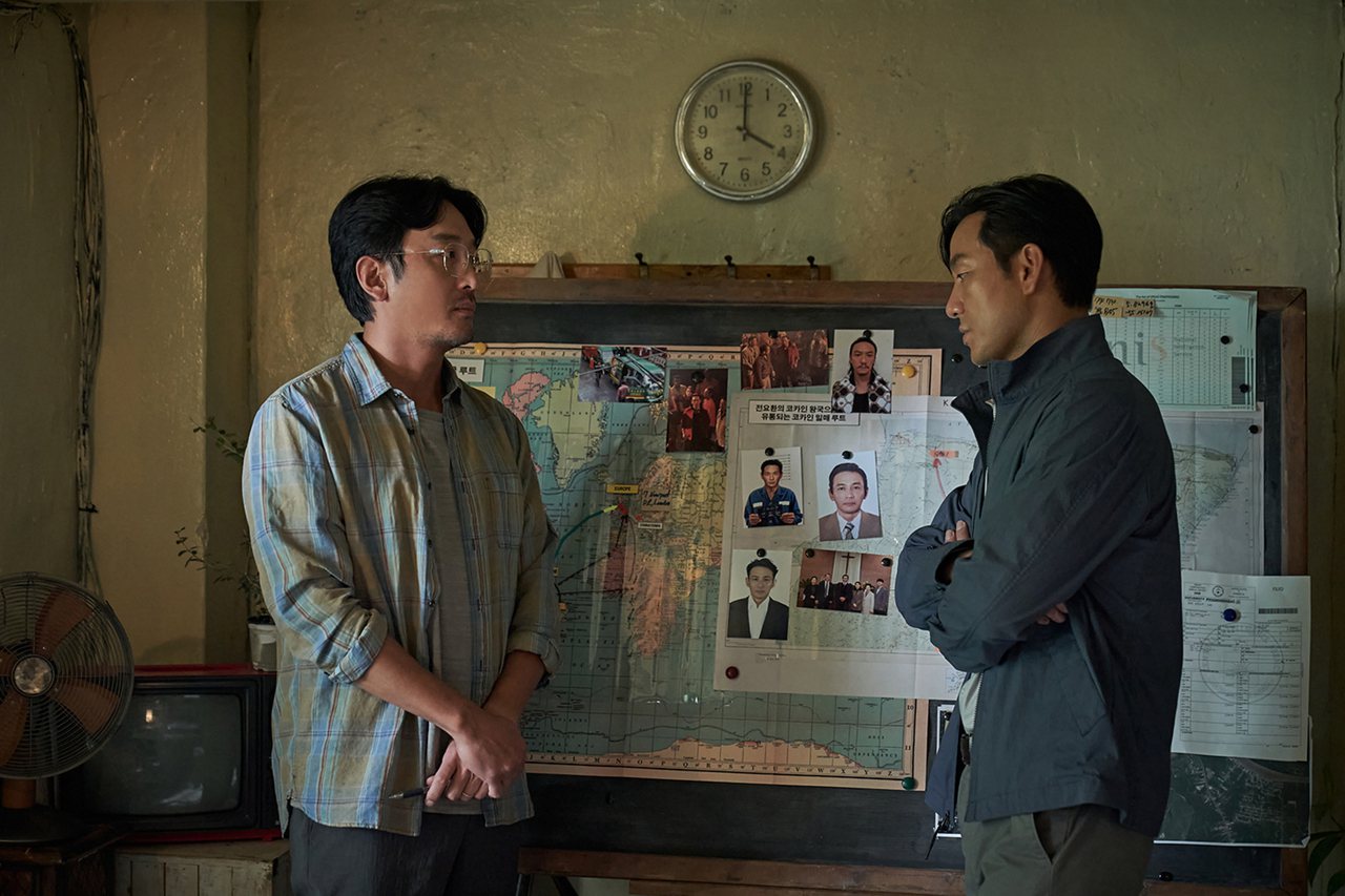韓國影帝河正宇（左）在影集「毒梟聖徒」中飾演的民間商人「姜仁久」，應韓國國情局人士朴海秀（右）要求，協助捉拿窩藏在蘇里南的韓國籍大毒梟。Netflix提供