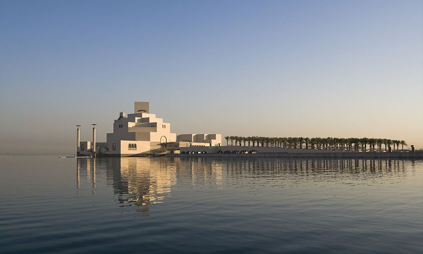 乍看之下，伊斯蘭藝術博物館彷彿漂浮在波斯灣的水面之上。