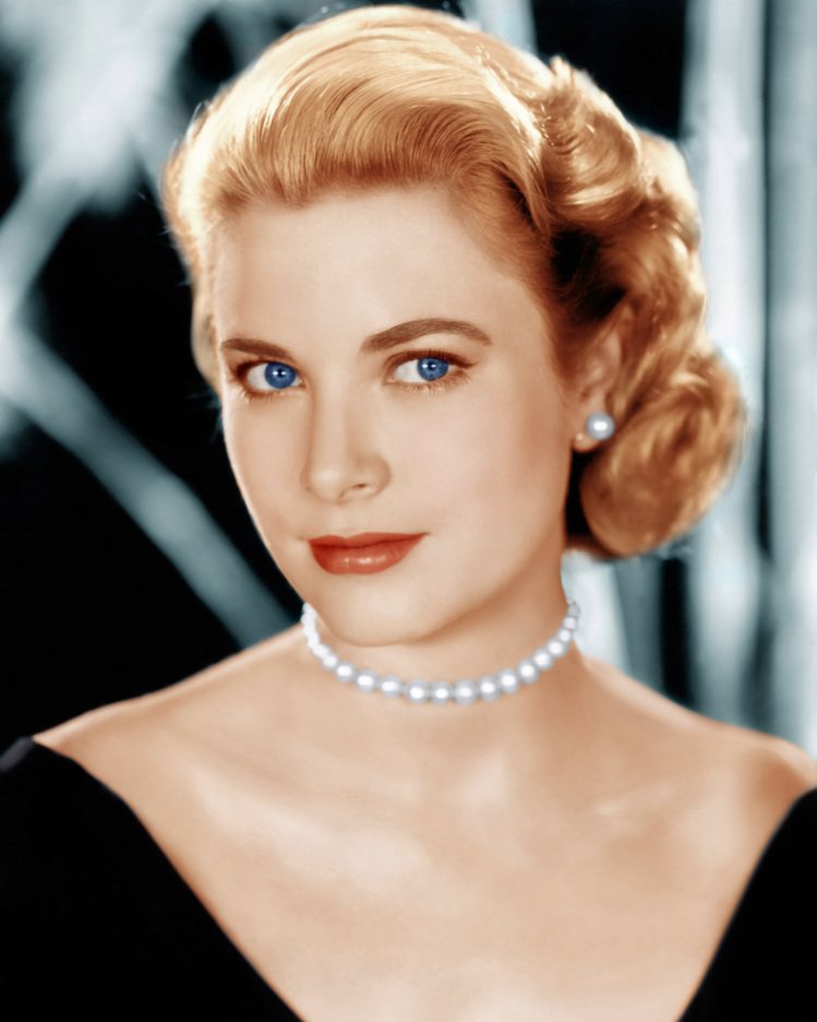 1954年葛麗絲凱莉配戴MIKIMOTO的珍珠串鍊，拍攝電影「後窗」的宣傳海報。圖／MIKIMOTO提供