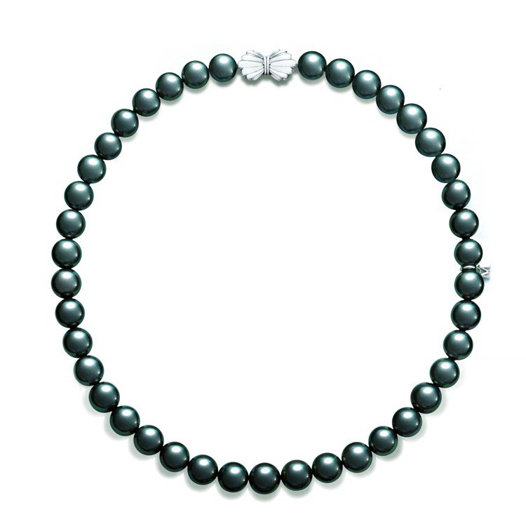 工藤靜香配戴的MIKIMOTO黑珍珠長串鍊，18K白金釦頭搭配黑珍珠，價格店洽。圖／MIKIMOTO提供
