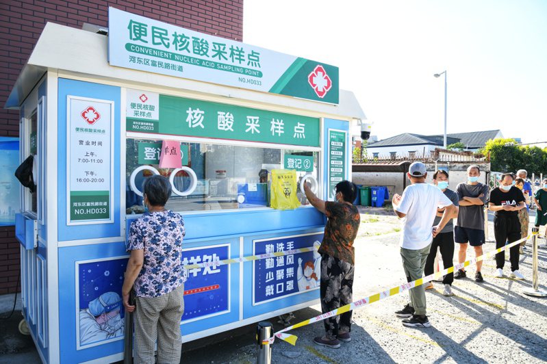 天津宣布9月15日展開全市核酸檢測。圖為8月間天津啟動的常態化核酸檢測服務。（中新社）