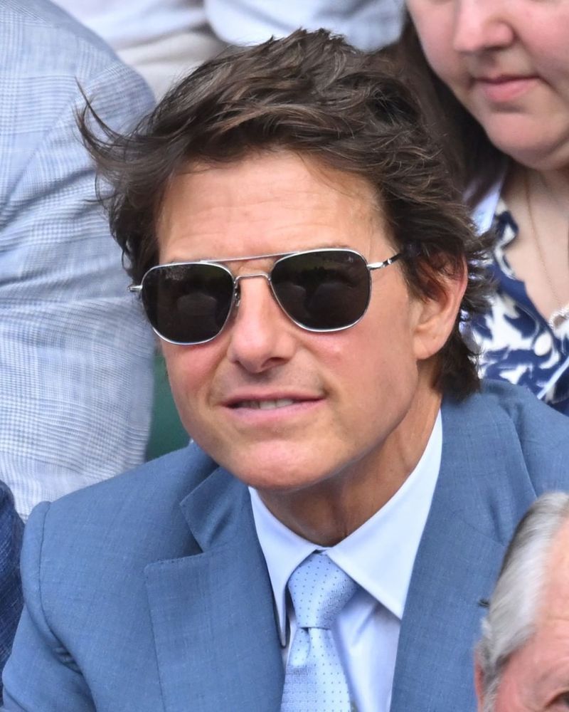 在溫布頓網球公開賽正裝出席的阿湯哥Tom Cruise，西裝選擇了淺色系以營造輕快、休閒感，並戴上太陽眼鏡遮陽也保護個人隱私。圖 / 翻攝自 IG @wimbledon