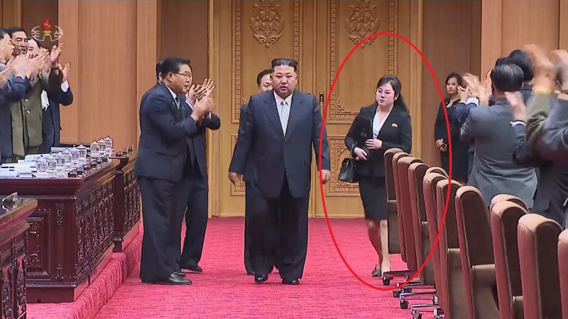 北韓國家領導人金正恩的核心圈子出現了一個新角色，這名女子（紅圈）經常被目擊穿著一身低調的套裝、戴著眼鏡和拿著黑色手提包，但身分目前仍是個謎團。美聯社 / KRT