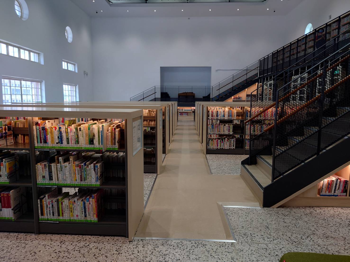 台南市定古蹟原台南州會裡的中西區圖書館，內部樣貌今天曝光。 圖／圖書館提供