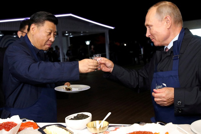 中國大陸國家主席習近平（左）與俄羅斯總統普亭（右）預定15日在烏茲別克的「上海合作組織」年度峰會上會面。圖為兩人在2018年11月海參崴的東方經濟論壇上敬酒。路透