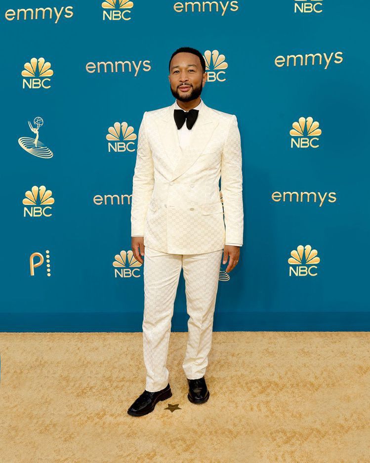 美國歌手John Legend的白西裝看似簡單，實則是出自GUCCI的GG lo...