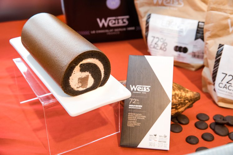 亞尼克攜手Weiss巧克力，推出「Weiss生巧克力生乳捲」，每條520元。圖／...