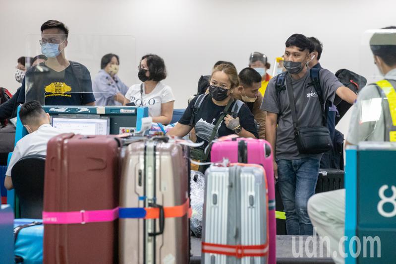 台灣邊境可望在10月中旬開放，圖為桃園機場出境旅客。記者季相儒／攝影