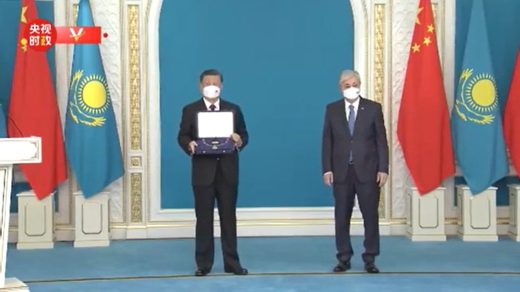 大陸國家主席習近平接受哈薩克總統托卡葉夫授予的金鷹勳章。取自央視