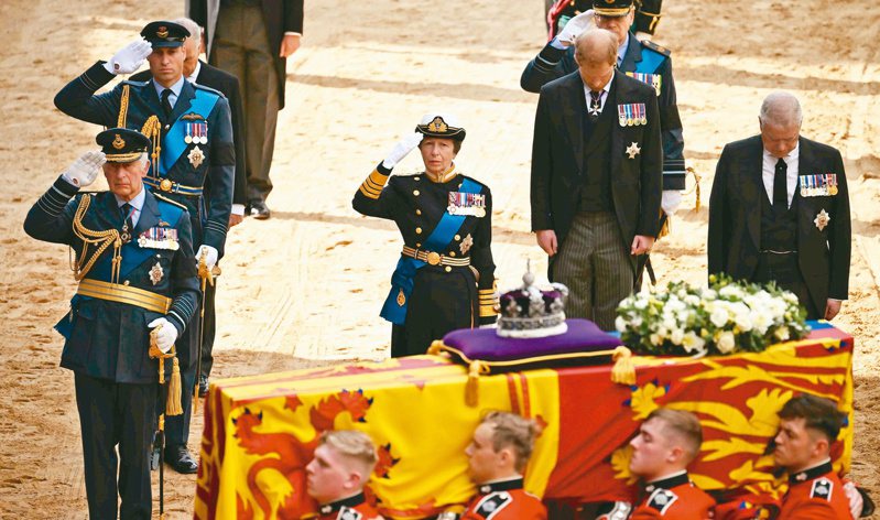 女王灵柩十四日送抵西敏宫，长子新王查理三世（左）、长女安妮公主（左二）敬礼。（美联社）(photo:UDN)