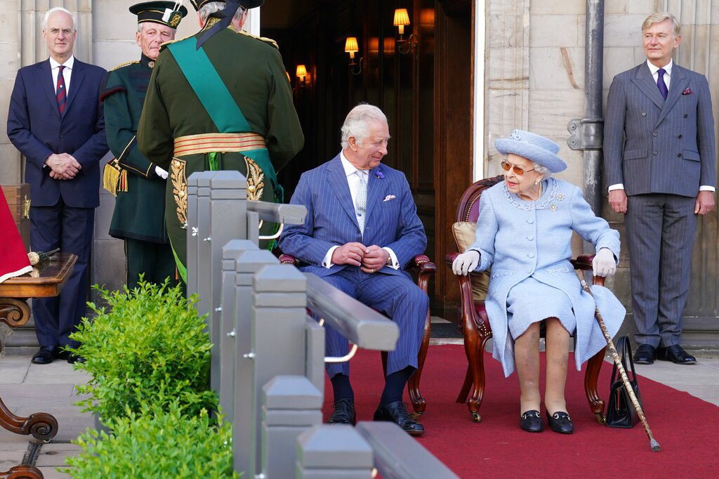 最近幾年，女王和王儲間的關係較為緩和，兩人定期私下共進晚餐。圖為2022年在蘇格蘭荷里路德宮參與皇室活動的兩人。 圖／美聯社