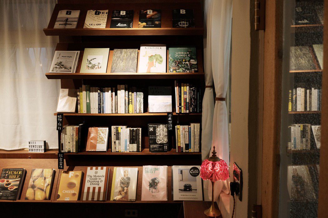 「Hon圖書俱樂部」裡看到的書籍都是陳莉長期以來的個人收藏，代表著她不同的人生階...