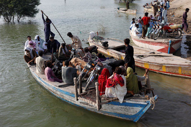 巴基斯坦遭遇嚴重水災，據官方統計喪生人數為1486名，包括大約530名兒童。 路透