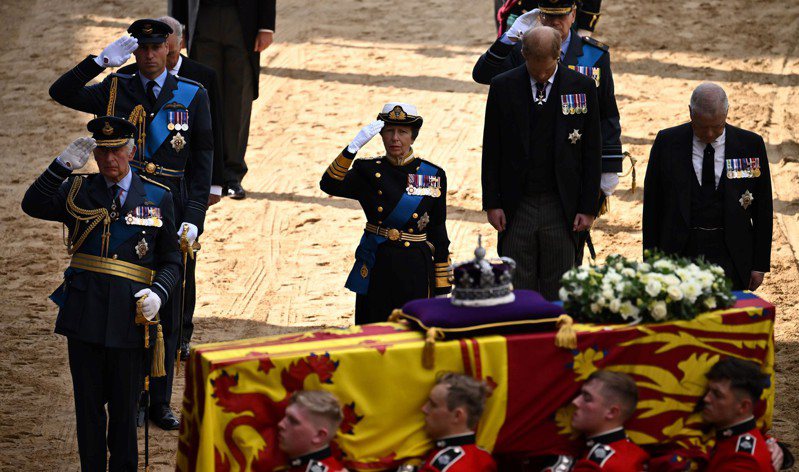 英国女王伊丽莎白二世的灵柩于当地时间14日下午2时22分以「公开游行」方式移灵西敏厅，选择此时间点的原因也受到外界关注。美联社(photo:UDN)