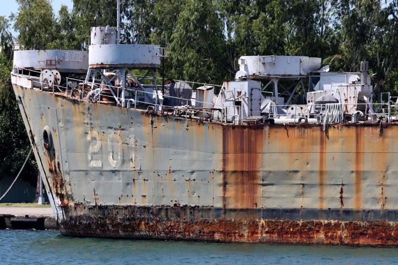 停泊在旗津的中海艦近照，可見到船體鋼板鏽蝕嚴重。圖／讀者周民孝提供