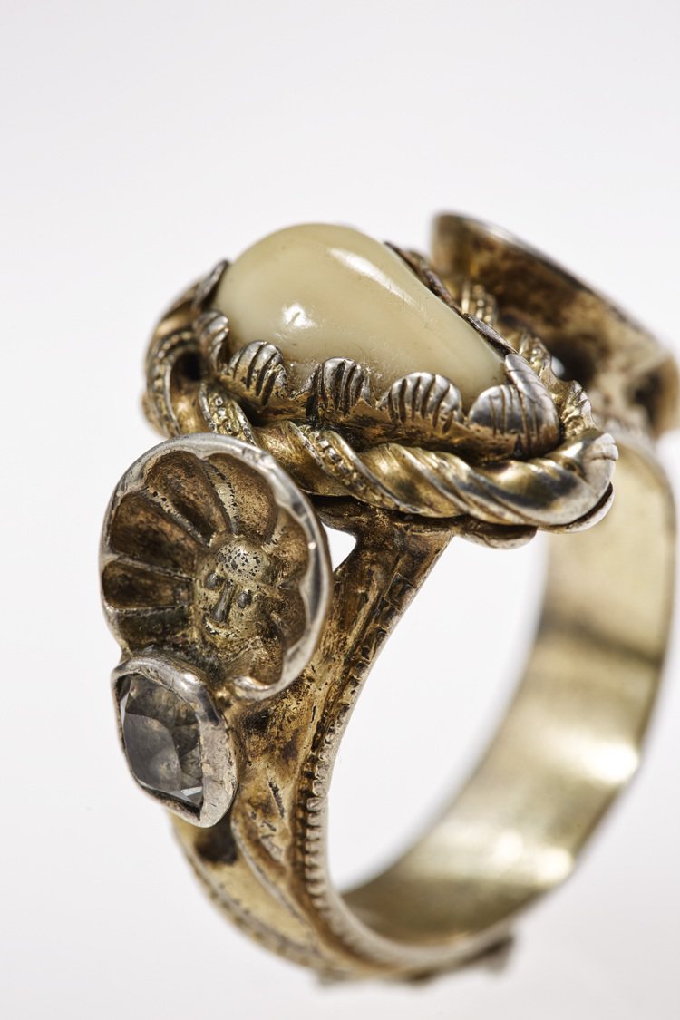 梵克雅寶「男士戒指:Yves Gastou傳奇珍藏」展覽「歷 史遺痕」展區展品。...