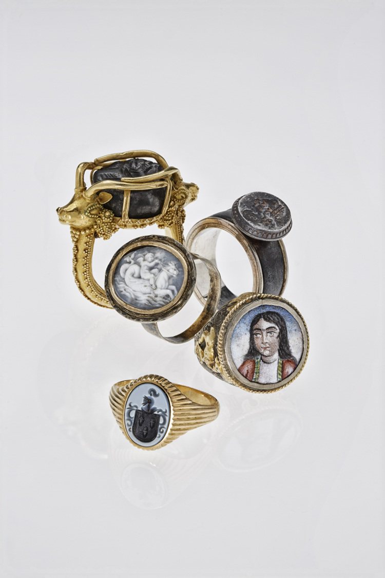 梵克雅寶「男士戒指:Yves Gastou傳奇珍藏」展覽「歷 史遺痕」展區展品。圖／梵克雅寶提供