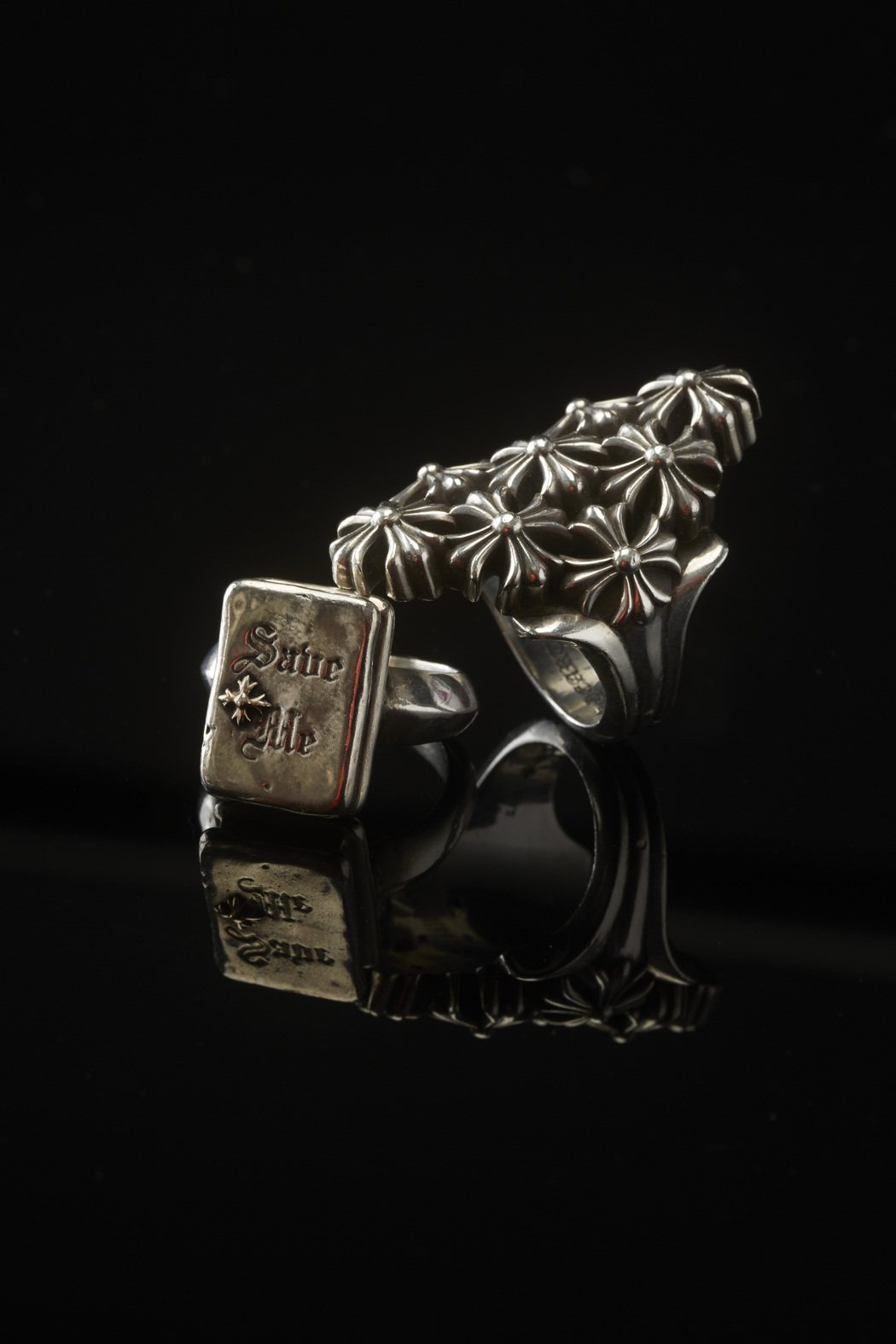 梵克雅寶「男士戒指:Yves Gastou傳奇珍藏」展覽「哥德風格」展區展品。圖...