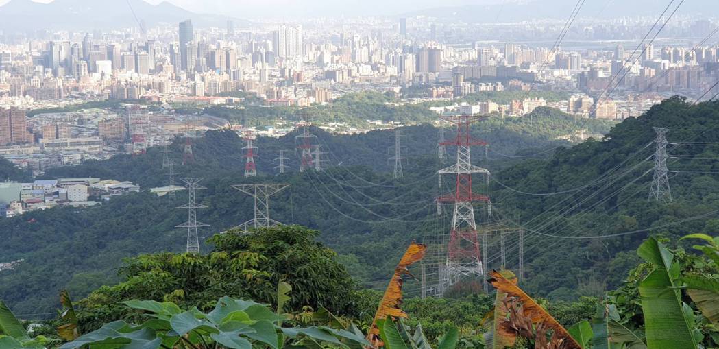 台電表示，過往電網建設因應台灣地狹人稠，為求整體供電效率，因而形成既有供電集中化...