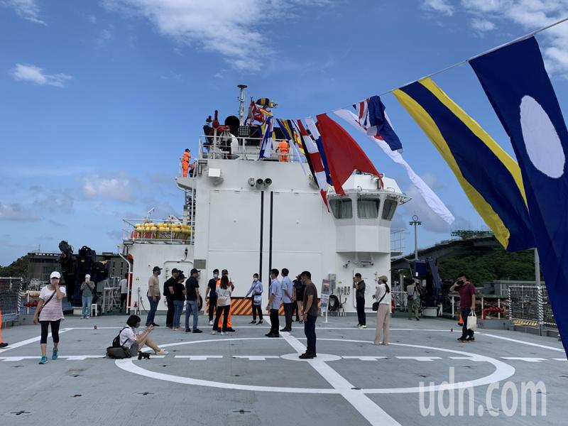 海巡署新竹艦今天下午開放參觀，吸引600多名民眾登艦一窺艦上風光。記者林佳彣／攝影