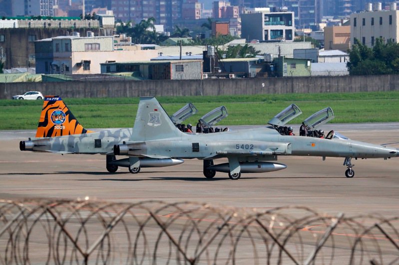 彩繪虎斑F-5戰機今天下午罕見出現在新竹空軍基地，吸引航空迷卡位搶拍。圖／讀者提供