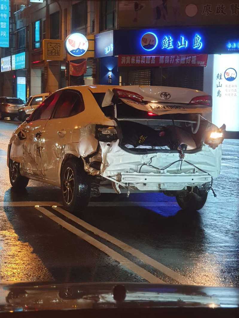 宜蘭路上近期被發現一台驚人轎車，車身也已經多處凹陷，後照鏡也已經「命懸一線」。 臉書社團「宜蘭知識+」