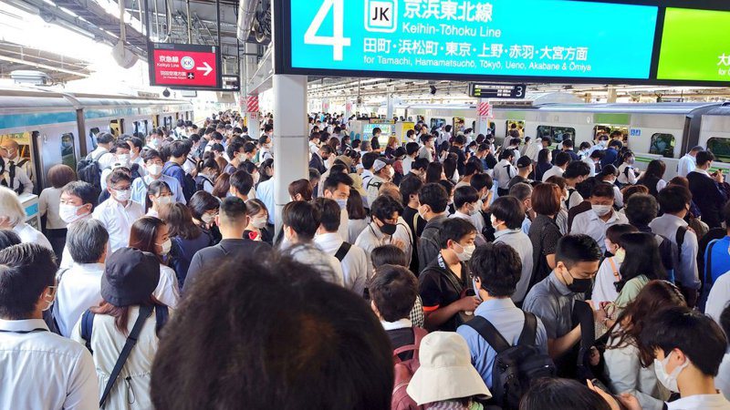 東京電車今早尖峰時段因有人闖入軌道造成誤點，大批乘客受困在月台間。圖擷取自twitter