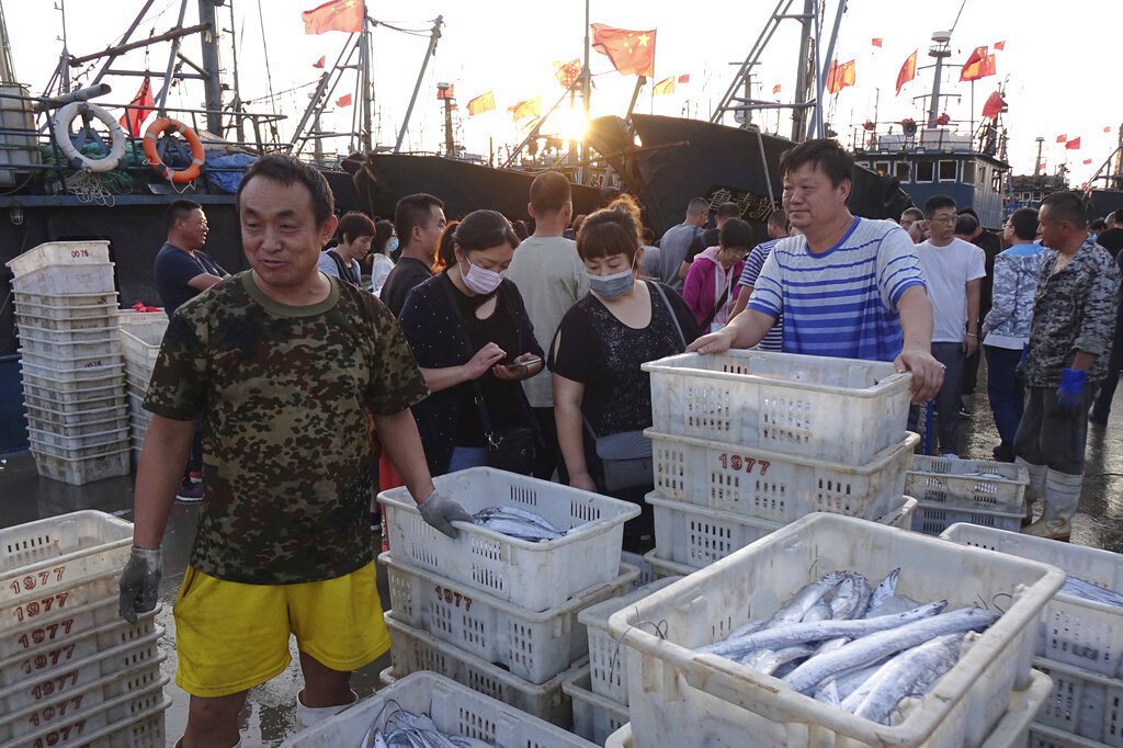 當中國經濟崛起，內銷肉魚的價格高於外銷時，中國漁民不再走私進入台灣。圖為山東青島岸邊販售魚貨的漁民。 圖／美聯社