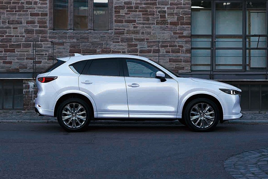 Mazda CX-5導入全新車色「雪幻白」，其靈感源自於日式工藝美學的純白色，剔...