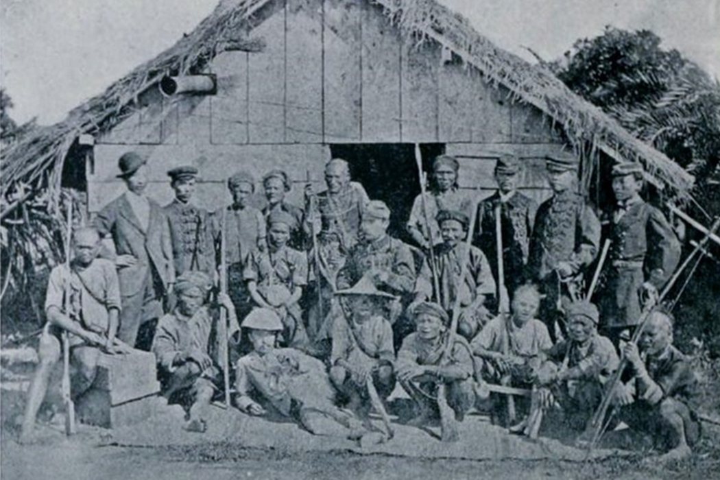 1874年的「牡丹社事件」使得台灣躍入全球視野。圖為日軍與瑯嶠十八社原住民合照。 圖／維基共享