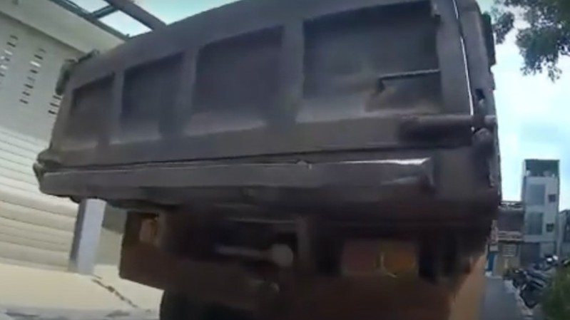 一名網友PO出砂石車突然倒車影片，抨擊砂石車駕駛不負責任的開車態度。圖擷自爆料公社