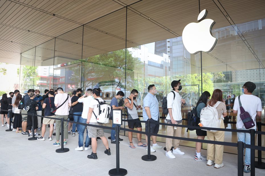 位在台北市信義區的Apple直營店16日開賣iPhone 14系列新機，吸引不少果粉一早前來排隊等候購買。中央社