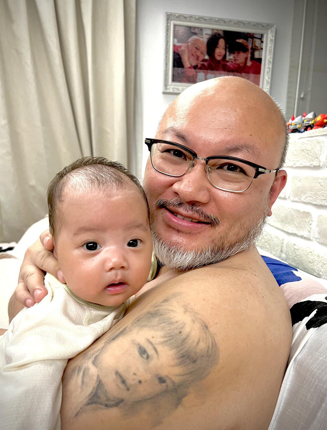 劉亮佐準備將女兒典典寶寶刺青在身上。圖／摘自臉書